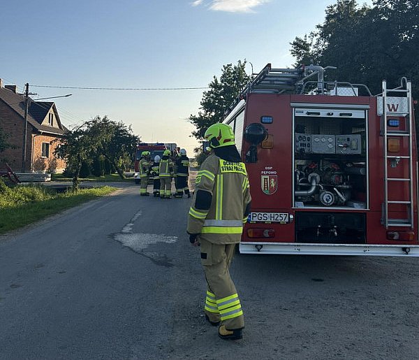 Wieczorny pożar w Siedlcu. Gospodarz chwycił za wąż, dym niemal go pokonał-80409