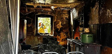 Z okien kuchni wydobywał się dym. Strażacy walczyli z żywiołem i czasem-80438