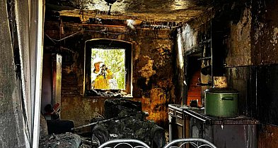 Z okien kuchni wydobywał się dym. Strażacy walczyli z żywiołem i czasem-80438