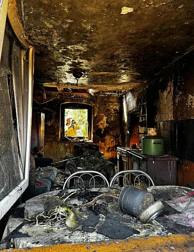 Z okien kuchni wydobywał się dym. Strażacy walczyli z żywiołem i czasem-80438