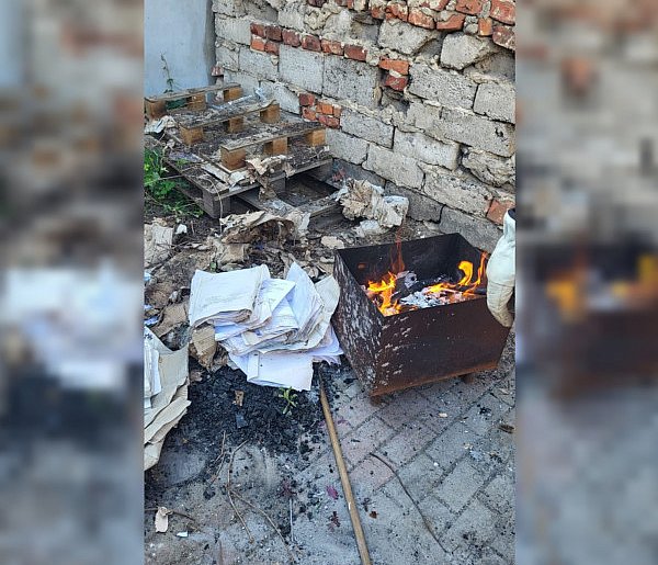 Czarny dym nad gostyńskim rynkiem. Zamiast drewna wrzucał do ogniska...-80448
