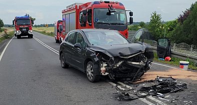 Czołówka na drodze krajowej. Jedna z kobiet była zakleszczona w aucie!-80515