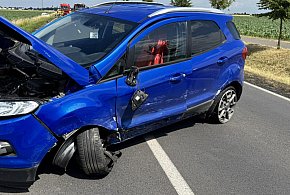 Nieprawidłowy manewr, zderzenie i auto w rowie. A wszystko na prostym odcinku...-80552