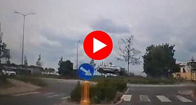 Samochód przeleciał nad rondem! To cud, że nikomu nic się nie stało.-80550