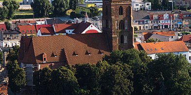 Szykuje się awantura o parafię. To lato w farze...-80645