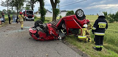 Auto roztrzaskało się o drzewo. Dwie osoby trafiły do szpitala-80669