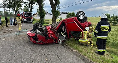 Auto roztrzaskało się o drzewo. Dwie osoby trafiły do szpitala-80669