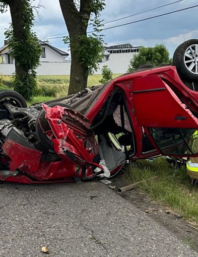 Auto roztrzaskało się o drzewo. Dwie osoby trafiły do szpitala-80669