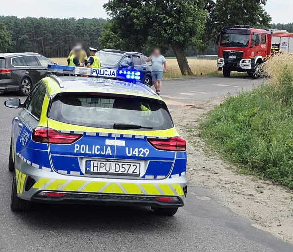 Chwile grozy na zakręcie w rejonie krzyża. Dwa auta rozbite. Co się stało?-80799