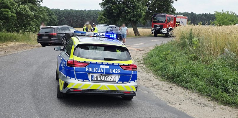 Chwile grozy na zakręcie w rejonie krzyża. Dwa auta rozbite. Co się stało? - 80799