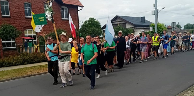 Zmęczeni pielgrzymi i prawdziwa uczta. Ksiądz nie mógł ich przyjąć. Zrobiła to... - 80903