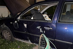 Rozbił dwa auta, zdemolował ogrodzenie. To cud, że w tym stanie nikogo nie zabił-80914