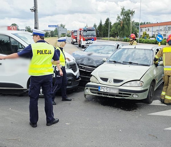 Trzy auta, jedno skrzyżowanie i spore zamieszanie. Tym razem uczestnicy...-80963