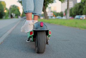 To nie jest tor wyścigowy! Gostynianka ostro o tym co dzieje się na chodnikach-80981