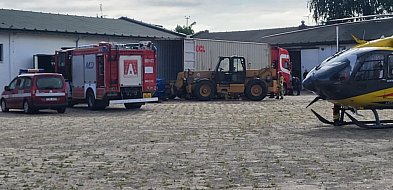 Groźny wypadek w zakładzie pracy. Paleta miała runąć na ludzi!-80972