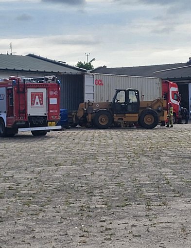 Groźny wypadek w zakładzie pracy. Paleta miała runąć na ludzi!-80972