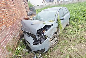 Auto przeleciało przez rów i uderzyło w mur. Coś miało wyskoczyć kierowcy...-81025