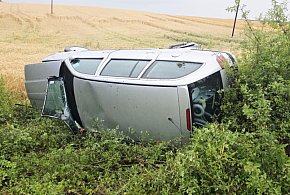 Stracił panowanie nad autem i dachował w rowie. Za kierownicą 82-letni...-81032