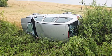 Stracił panowanie nad autem i dachował w rowie. Za kierownicą 82-letni...-81032