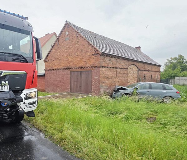 Auto przeleciało przez rów i uderzyło w mur. Coś miało wyskoczyć kierowcy...-81025