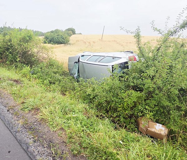 Stracił panowanie nad autem i dachował w rowie. Za kierownicą 82-letni...-81032