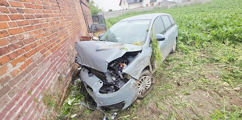 Auto przeleciało przez rów i uderzyło w mur. Coś miało wyskoczyć kierowcy... - 81025