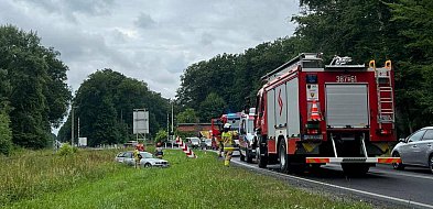 Niebezpieczna sytuacja w rejonie przejazdu kolejowego. BMW w rowie-81036