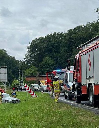 Niebezpieczna sytuacja w rejonie przejazdu kolejowego. BMW w rowie-81036