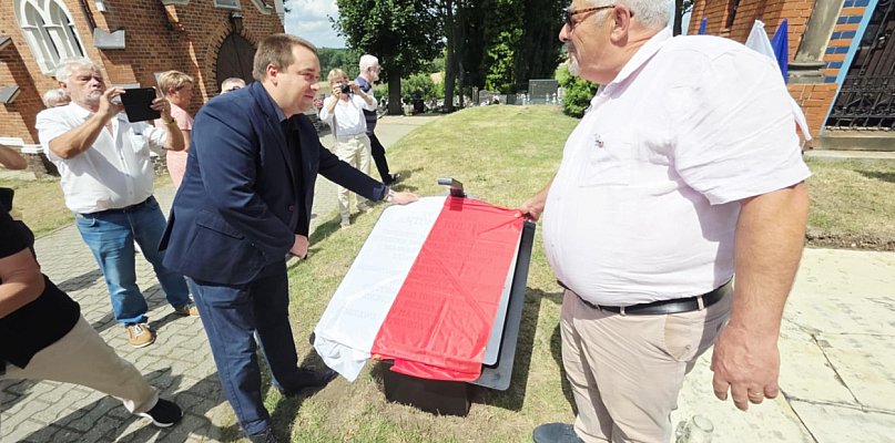 Zapomniany bohater wraca z honorami. Na cmentarzu wybrzmiały dwa hymny - 81082