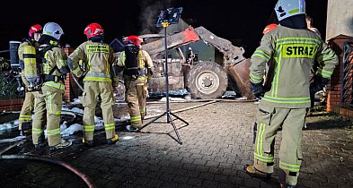 Maszyna poszła z dymem! Właściciel ryzykował, by ratować resztę sprzętu-81135