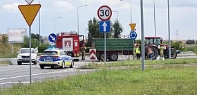 Groźna sytuacja na gostyńskim rondzie. Ciągnik...