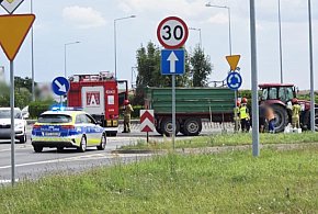 Ciągnik nie zmieścił się w zakręcie... Groźna sytuacja na gostyńskim rondzie-81153