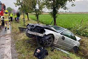 Nie opanował zakrętu. BMW obróciło i wbiło się w znaki przy ruchliwej trasie-81182
