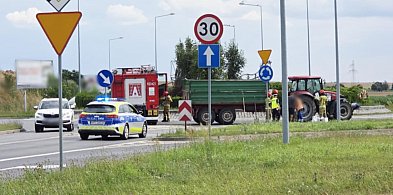 Ciągnik nie zmieścił się w zakręcie... Groźna sytuacja na gostyńskim rondzie-81153