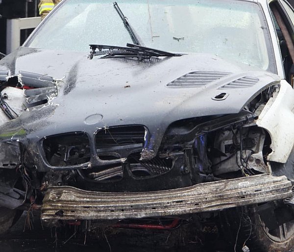 Nie opanował zakrętu. BMW obróciło i wbiło się w znaki przy ruchliwej trasie-81182