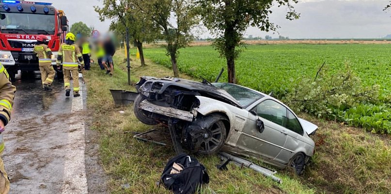 Nie opanował zakrętu. BMW obróciło i wbiło się w znaki przy ruchliwej trasie - 81182