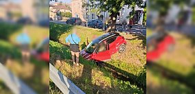 Niecodzienny finał zderzenia koło kina. Auto wpadło...