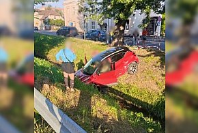 Niecodzienny finał zderzenia koło kina. Po kolizji, auto "zaparkowało" w rzece...-81257