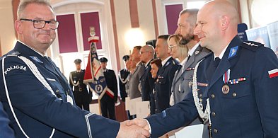Z awansami, odznaczeniami i ważnymi przesłaniami. Policjanci świętowali...-81273