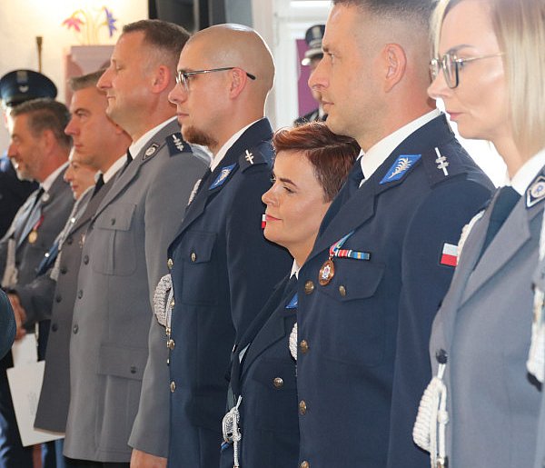 Z awansami, odznaczeniami i ważnymi przesłaniami. Policjanci świętowali...-81273