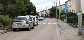 Wąska droga, szybkie auta i przerażeni piesi. Czas ...