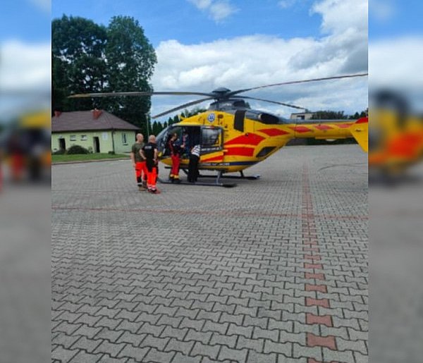 Wstrząsający wypadek! Dziecko poparzone. Na placu lądował helikopter LPR -81493