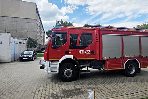 Zamknięty w mieszkaniu i bez kontaktu. Strażacy wyważyli drzwi, w środku ...-81514