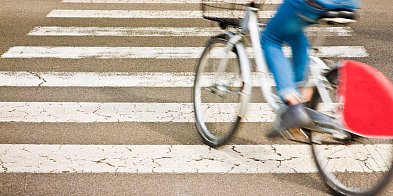 Nie rozglądał się, nie zsiadł z roweru, jeszcze pyskował. Omal nie wjechał ...-81608