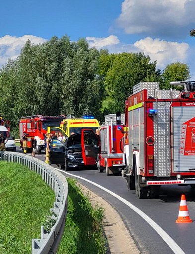 Próbowała włączyć się do ruchu. Uderzyła prosto w dostawczaka-81576