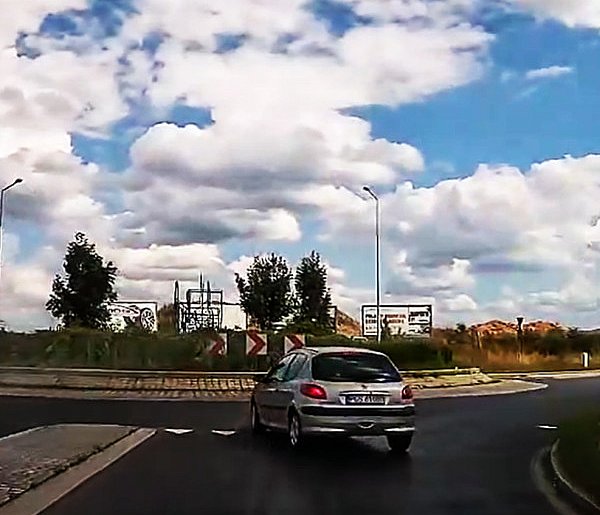 Chwile grozy na rondzie w Gostyniu. To nagranie powinien zobaczyć każdy...-81597
