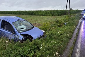 Deszcz, prędkość i jeden błąd... To wystarczyło. Auto dachowało w rowie-81683