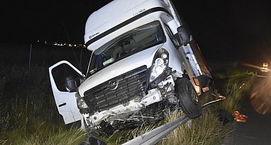 Stracił panowanie nad busem i wjechał w bariery. Był kompletnie pijany-81663