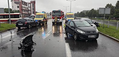 Karambol w rejonie Galerii Leszno. Cztery osoby trafiły do szpitala-81696