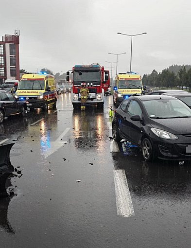 Karambol w rejonie Galerii Leszno. Cztery osoby trafiły do szpitala-81696
